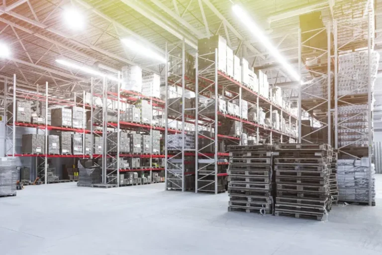 almacen logistico estanterias vuelos 768x512
